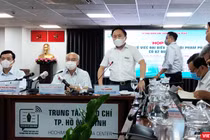 Ông Từ Lương, Giám đốc Trung tâm Báo chí TP.HCM phát biểu tại buổi thông tin về trường hợp đại biểu Quốc hội Phạm Phú Quốc có hai quốc tịch (Ảnh: Hòa Bình) 