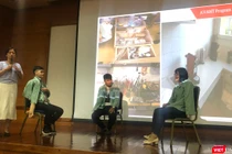 Ths. Lê Thị Hạ Quyên, Phó khoa phục hồi chức năng Bệnh viện Phục Hồi Chức Năng - điều trị bệnh nghề nghiệp TP.HCM hướng dẫn thực hành rối loại nuốt sau đột quỵ. (Ảnh: Hải Linh)