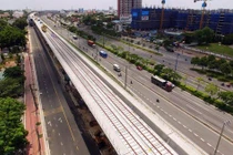 Công đoạn lắp ray trên cao cho tuyến metro Bến Thành - Suối Tiên đã hoàn tất (Ảnh: Quốc Hùng) 