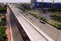 Công đoạn lắp ray trên cao cho tuyến metro Bến Thành - Suối Tiên đã hoàn tất (Ảnh: Quốc Hùng) 