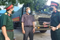 Thứ trưởng Bộ Y tế Nguyễn Trường Sơn đã đi kiểm tra công tác tiếp nhận, sắp xếp kho tiền phương phòng chống dịch COVID-19 khu vực miền Trung (Ảnh: Anh Văn) 