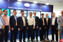 Ông Nguyễn Minh Hồng - Chủ tịch Hội Truyền thông số Việt Nam và các lãnh đạo tham quan Trung tâm Điều hành giám sát đô thị thông minh (Ảnh: Hòa Bình)
