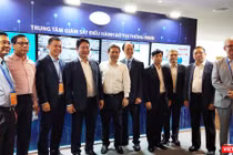 Ông Nguyễn Minh Hồng - Chủ tịch Hội Truyền thông số Việt Nam và các lãnh đạo tham quan Trung tâm Điều hành giám sát đô thị thông minh (Ảnh: Hòa Bình)