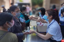 BV Đại học Y Dược TP.HCM tiến hành tặng nước súc miệng - súc họng sát khuẩn phòng virus Corona cho bệnh nhân và người nhà nuôi bệnh 