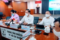 Ông Nguyễn Tấn Bỉnh - Giám đốc Sở Y tế TP.HCM trả lời báo chí về tình hình ứng phó với dịch bệnh COVID-19 giai đoạn mới (Ảnh: Hoà Bình) 