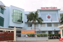 Lực lượng chức năng đã đưa nam thanh niên nhập cảnh trái phép vào cách ly tại Trung tâm y tế quận 9 (Ảnh: SYT) 