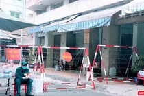 Lực lượng chức năng đã thực hiện phong toả Chung cư Sư Vạn Hạnh (Ảnh: Hoà Bình) 