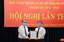 Ủy viên Bộ Chính trị, Bí thư Thành ủy TP.HCM Nguyễn Thiện Nhân trao Quyết định cho Phó Chủ tịch UBND TP.HCM Dương Anh Đức (Ảnh: TTBC) 