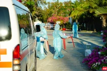 Đón người nhập cảnh đưa tới khu cách ly 5 sao trên địa bàn TP.HCM (Ảnh: Phạm Nguyễn) 