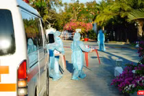 Đón người nhập cảnh đưa tới khu cách ly 5 sao trên địa bàn TP.HCM (Ảnh: Phạm Nguyễn) 