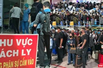 Bí thư Nhân nhấn mạnh biện pháp kiểm dịch y tế quốc tế, cách ly, xét nghiệm sớm toàn bộ người nhập cảnh và buộc phải đeo khẩu trang ở nơi công cộng mới có thể khoanh vùng, chống dịch COVID-19 (Ảnh: Hòa Bình ghép) 