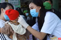 Á hậu Kim Duyên phát khẩu trang y tế miễn phí và hướng dẫn người dân Cần Thơ cách đeo (Ảnh: Nhân vật cung cấp) 