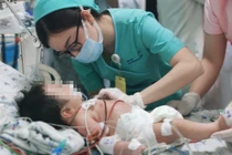 Bé M. phải thở máy vì ngộ độc nitrite. Ảnh- BVCC