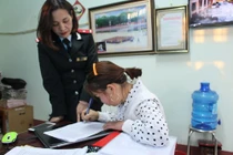 Bà Mông Thị Cúc tại buổi làm việc đã ký biên bản xử phạt và cam kết không tái phạm