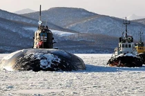 Tàu ngầm nguyên tử đa năng thế hệ 3 Omsk (Dự án 949-A) của Hạm đội Thái Bình Dương quay về cảng sau trực chiến