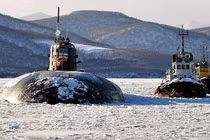 Tàu ngầm nguyên tử đa năng thế hệ 3 Omsk (Dự án 949-A) của Hạm đội Thái Bình Dương quay về cảng sau trực chiến