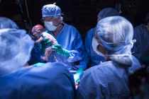 Em bé đầu tiên được sinh ra nhờ phương pháp cấy ghép tử cung. Ảnh: Time.com