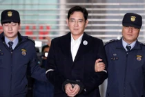 Ông Lee Jae-yong có mặt trong phiên xét xử ngày 18/1 và đã bị bắt giam ngay sau khi bản án được tuyên. Ảnh: Yahoo