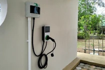 Lắp đặt trạm sạc ô tô điện tại nhà: Đắt hay rẻ, lợi và hại ra sao?