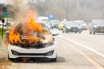Dấu hiệu và cách xử lý khi ô tô bị cháy giữa đường