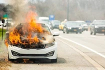 Dấu hiệu và cách xử lý khi ô tô bị cháy giữa đường