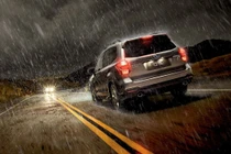 Nguyên lý giúp người ngồi trong ô tô an toàn trước những tia sét