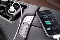 Vì sao không nên sạc điện thoại trên ô tô?