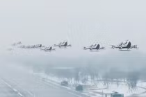 Mãn nhãn với màn trình diễn "Taxi bay" trong mưa tuyết ở Trung Quốc