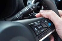 Lẫy chuyển số trên vô lăng sử dụng trong trường hợp nào?