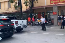 Khách hàng ồ ạt đi làm thủ tục đăng ký ô tô