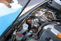 Nước rửa kính ô tô bị cạn, chủ xe có nên thay bằng nước giặt?