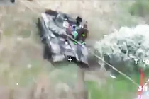 Ukraine đăng tải video UAV tự sát tấn công xe tăng Nga (Ảnh: The Drive)