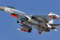 Nga đã làm gì để biến Su-35 trở thành máy bay chiến đấu đa nhiệm nhất thế giới? (Ảnh: Military Watch Magazine)