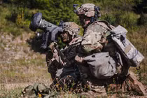 4 vũ khí tối tân Mỹ có thể sử dụng trong trường hợp Nga tấn công Ukraine (Ảnh: Popular Mechanics)