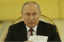 Tổng thống Putin ký đạo luật xóa bỏ giới hạn độ tuổi nhập ngũ (Ảnh: Business Insider)