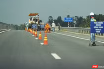 Chiều 29/10, Tổng công ty Đầu tư phát triển đường cao tốc Việt Nam (VEC) đã tiến hành xử lý kỷ luật các cá nhân, tập thể liên quan tới hư hỏng, chậm khắc phục trên tuyến cao tốc Đà Nẵng-Quảng Ngãi.