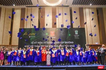 Với những đóng góp vào thành công của Tuần lễ APEC 2017 tại Đà Nẵng, Ban Lãnh đạo Khu nghỉ mát Furama Resort Đà Nẵng đã trao bằng chứng nhận cho 212 tình nguyện viên đã tham gia phục vụ Tuần lễ cấp cao APEC tại khu nghỉ mát này.