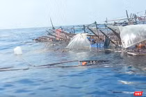 Tàu cá ngư dân bị chìm trên biển