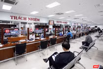 Công chức làm việc tại bộ phận một cửa Trung tâm hành chính TP Đà Nẵng