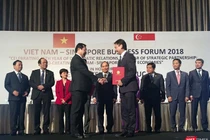 Ngày 26/4, Chủ tịch UBND TP Đà Nẵng Huỳnh Đức Thơ và ông Douglas Foo, Chủ tịch Liên đoàn sản xuất Singapore (SMF) kiêm Chủ tịch Hội đồng quản trị Công ty Sakae Corporate Advisory cùng trao Bản ghi nhớ triển khai các nội dung hợp tác giữa UBND TP Đà Nẵng v