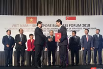 Ngày 26/4, Chủ tịch UBND TP Đà Nẵng Huỳnh Đức Thơ và ông Douglas Foo, Chủ tịch Liên đoàn sản xuất Singapore (SMF) kiêm Chủ tịch Hội đồng quản trị Công ty Sakae Corporate Advisory cùng trao Bản ghi nhớ triển khai các nội dung hợp tác giữa UBND TP Đà Nẵng v