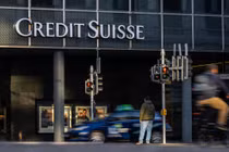 Sự sụp đổ của SVB đã làm tăng mối lo ngại đối vói Credit Suisse vốn đã gặp khó khăn trong thời gian dài (Ảnh: CNN)