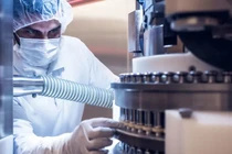 Nhà khoa học của Novartis kiểm tra máy nén. Ảnh Novartis.