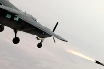 Máy bay AC-208 Cessna Caravan của Không quân Iraq phóng một tên lửa Hellfire vào một mục tiêu trên Trường huấn luyện Aziziyah, phía nam Baghdad. Ảnh Quân đội Mỹ