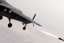 Máy bay AC-208 Cessna Caravan của Không quân Iraq phóng một tên lửa Hellfire vào một mục tiêu trên Trường huấn luyện Aziziyah, phía nam Baghdad. Ảnh Quân đội Mỹ