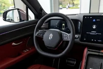 Thương hiệu ô tô điện Aito do Huawei đồng phát triển hiện mẫu M5 với công nghệ hỗ trợ người lái mới. Ảnh Bloomberg