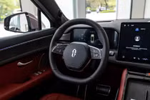 Thương hiệu ô tô điện Aito do Huawei đồng phát triển hiện mẫu M5 với công nghệ hỗ trợ người lái mới. Ảnh Bloomberg