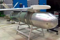 Bom FAB-1500-M54 nặng 1,5 tấn với mô-đun điều khiển UMPK. Ảnh TopWar