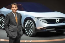 Giám đốc điều hành Nissan Makoto Uchida với mẫu xe điện ý tưởng Chill-Out. Ảnh Nissan