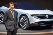 Giám đốc điều hành Nissan Makoto Uchida với mẫu xe điện ý tưởng Chill-Out. Ảnh Nissan